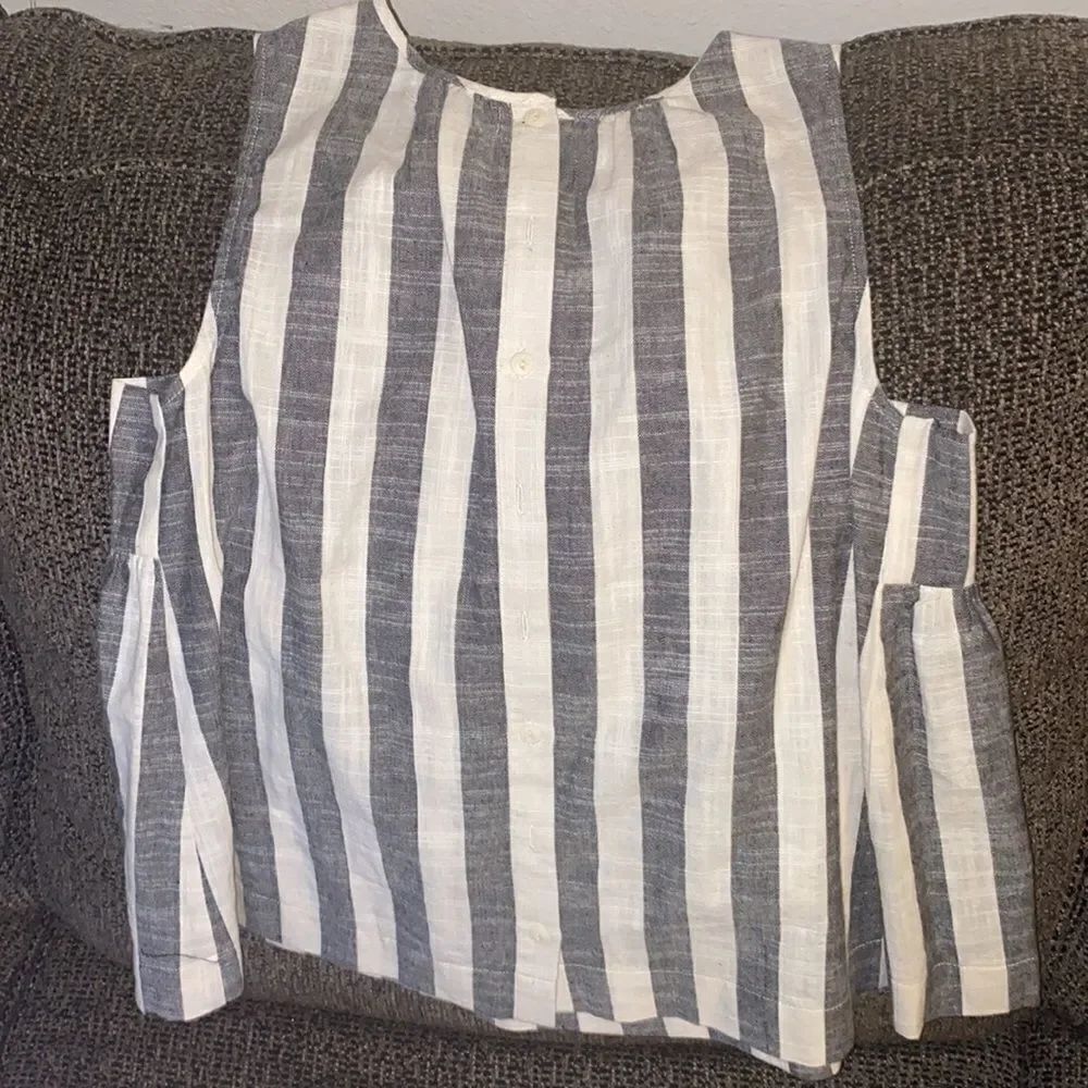 ✨Mod Ref Striped Sleeveless Button Down Tank✨ - Picture 6 of 8